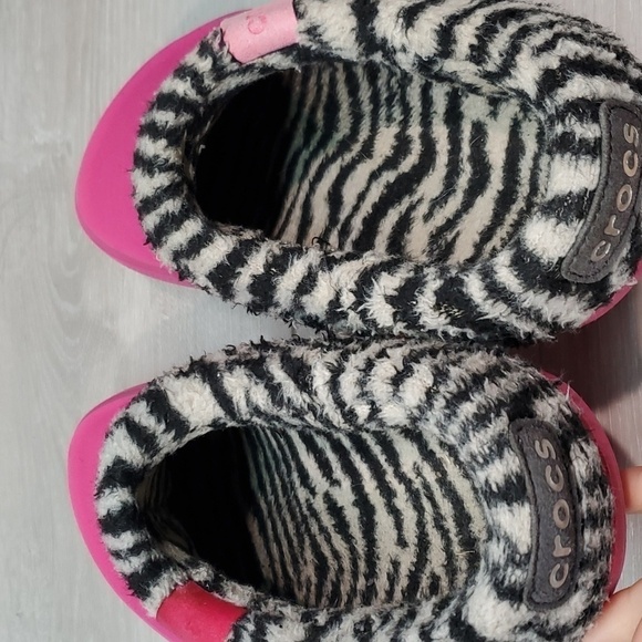 Crocs Juniors Blitzn Girls Barbie Zebra Clogs Insulated lined Slippers  shoes J2 - Picture 8 of 12